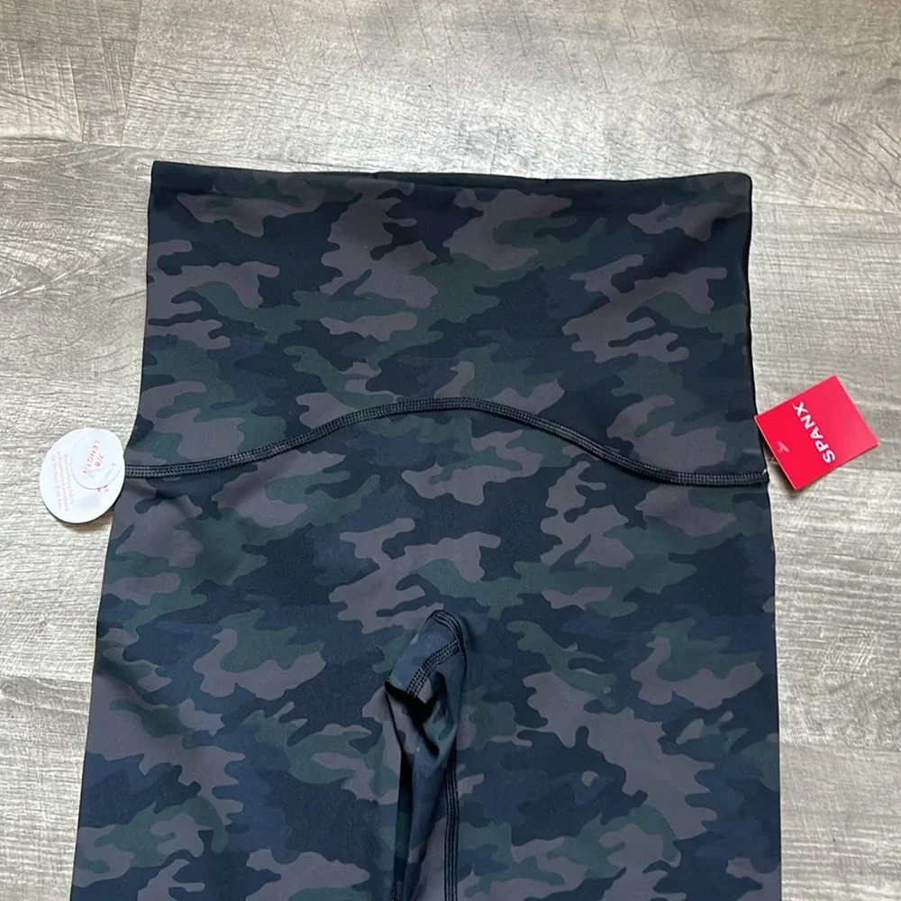 #235. NWT. SPANX Booty Boost 7/8 Printed Camo Leggings - Picture 7 of 13